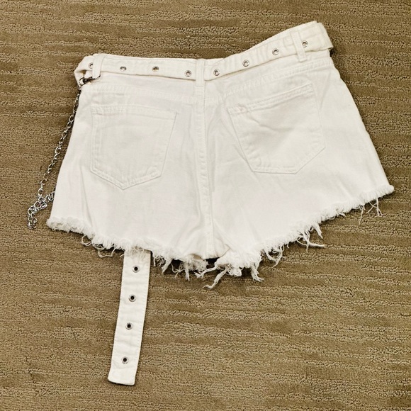 🆕White short jeans woman with chain - Picture 3 of 4